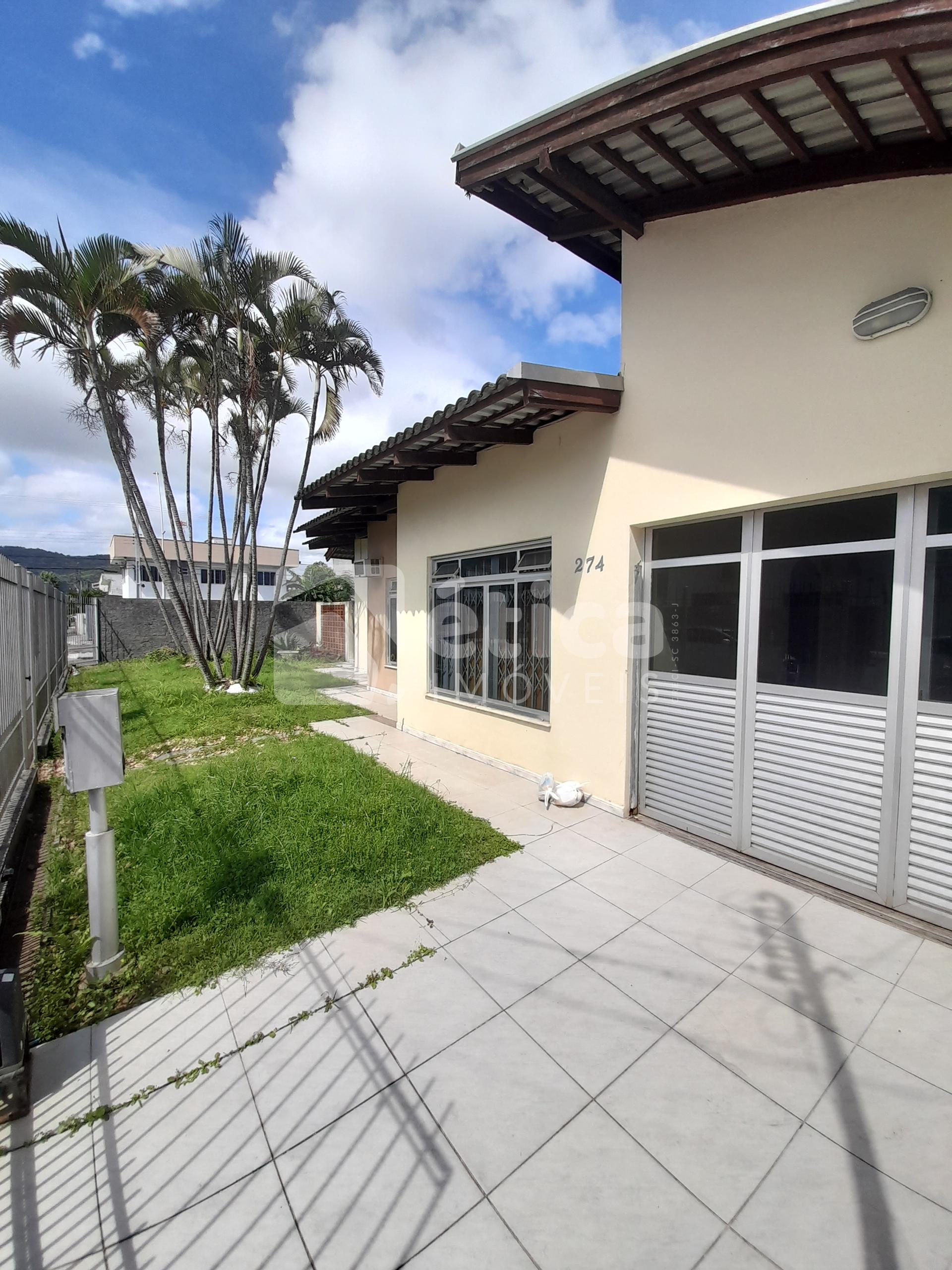 Ampla Casa Comercial de Esquina para Locação em Itajaí SC